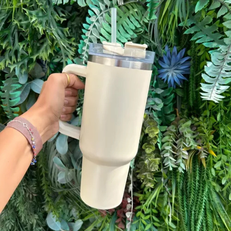Copo Térmico Quencher 1200ml com Alça e Canudo Bege – Bebidas Sempre na Temperatura Perfeita, Onde Você Estiver