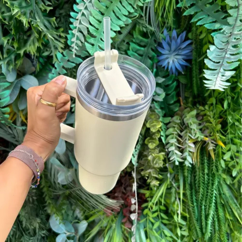 Copo Térmico Quencher 1200ml com Alça e Canudo Bege – Bebidas Sempre na Temperatura Perfeita, Onde Você Estiver