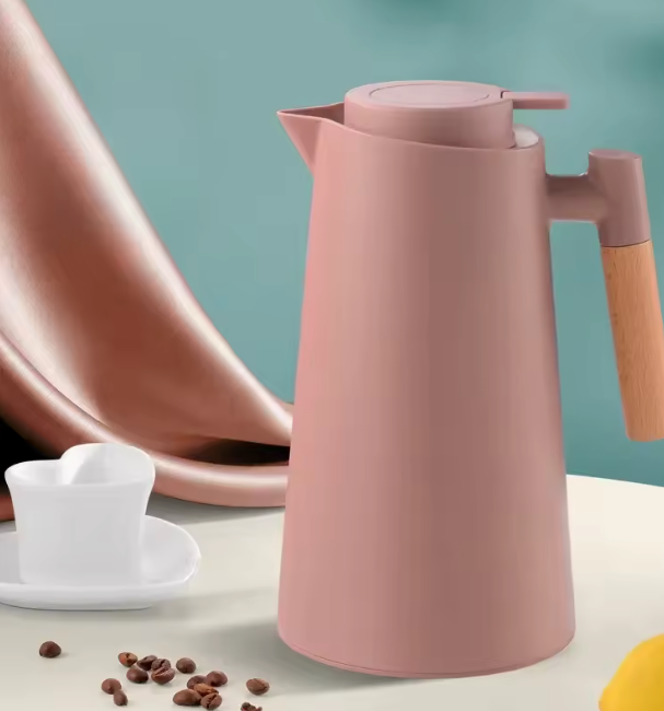 Jarro Garrafa Térmica 1L com Cabo em Madeira – Design Sofisticado, Calor que Dura - Rosa Fosco