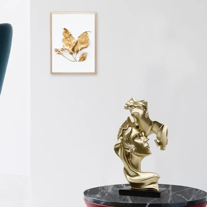 Estátua Amantes – Beijo Apaixonado em Estilo Nórdico