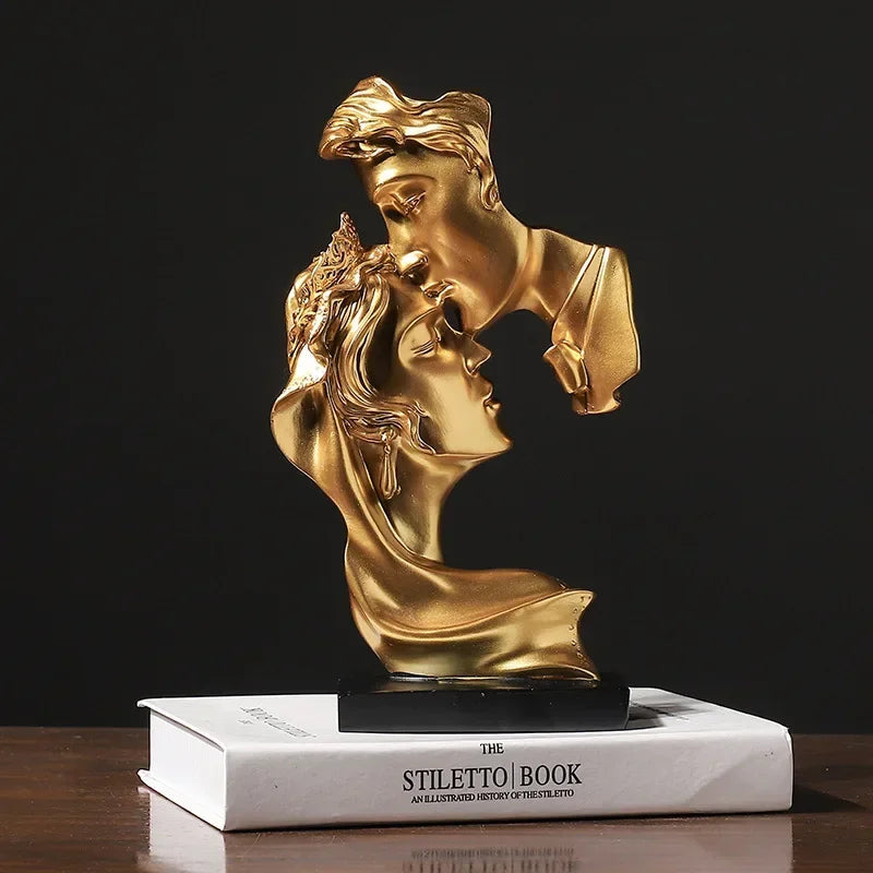 Estátua Amantes – Beijo Apaixonado em Estilo Nórdico