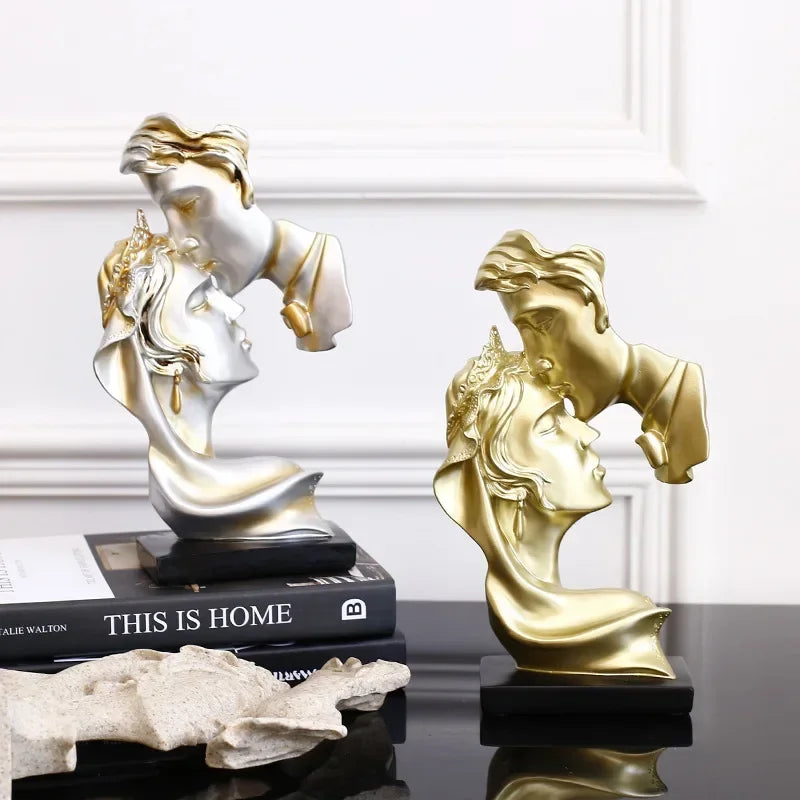 Estátua Amantes – Beijo Apaixonado em Estilo Nórdico
