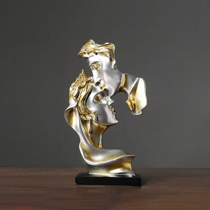 Estátua Amantes – Beijo Apaixonado em Estilo Nórdico