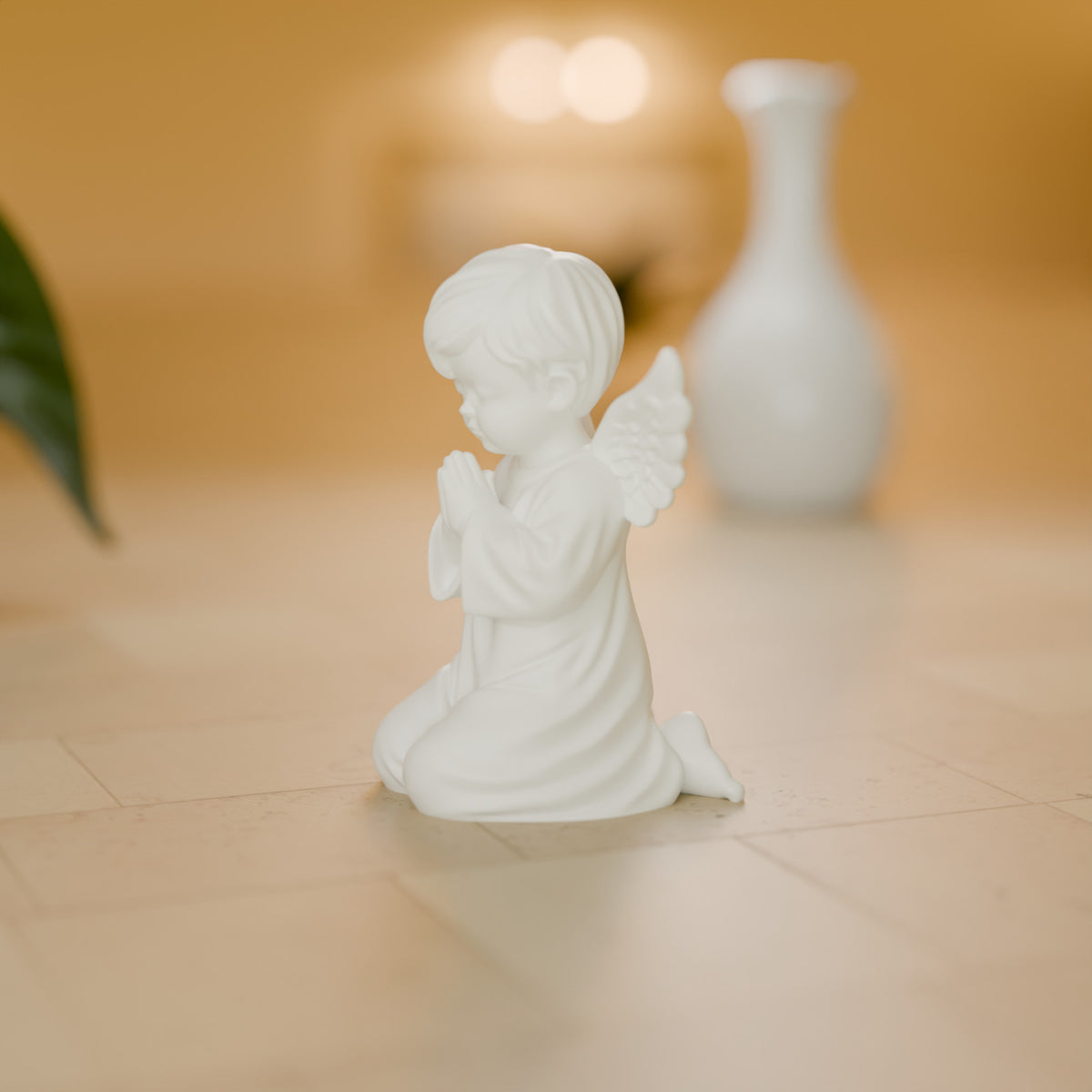 Anjinho em Oração 6 cm decorando o ambiente