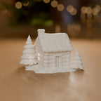 Chalé Nevado com Pinheiros de Natal decorando o ambiente