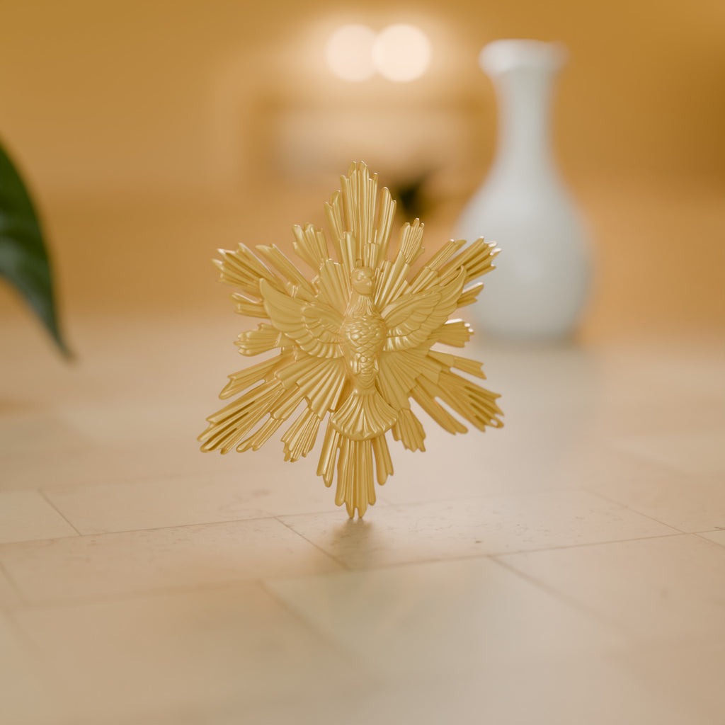 Divino Espírito Santo com Raios 15 cm decorando o ambiente