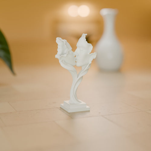 Escultura Beijo Abstrato Decorativa 24 cm decorando o ambiente