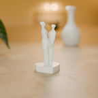 Escultura Casal de Mãos Dadas sobre Coração decorando o ambiente