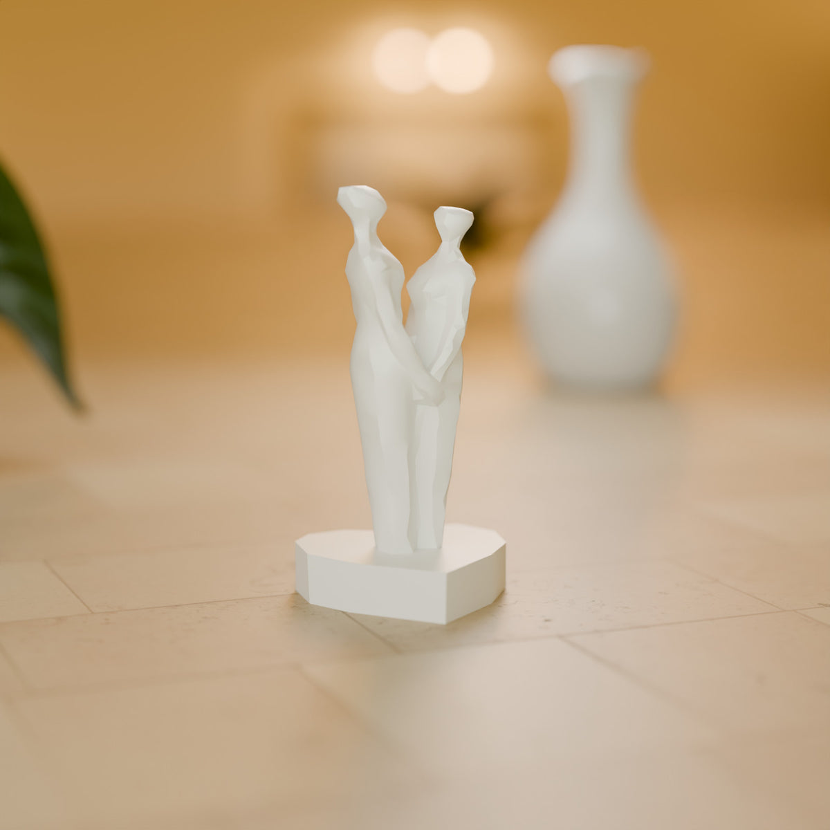 Escultura Casal de Mãos Dadas sobre Coração decorando o ambiente