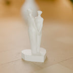 Escultura Casal de Mãos Dadas sobre Coração, detalhe