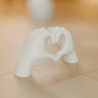 Escultura Mãos Formando Coração, detalhe