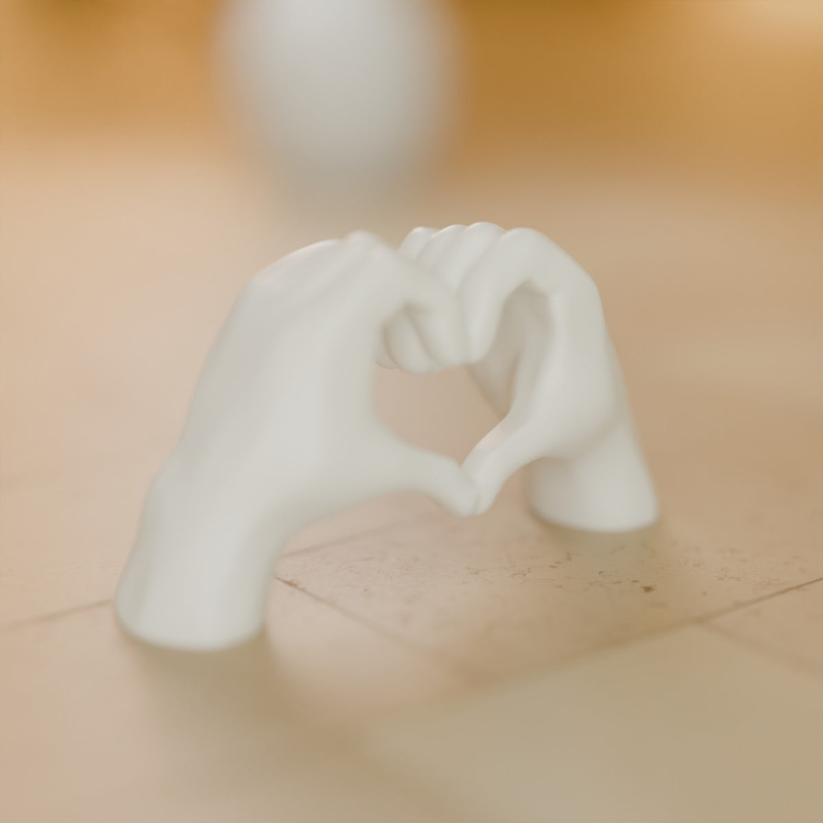 Escultura Mãos Formando Coração, detalhe