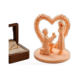 Escultura Pedido de Casamento sob Arco de Coração