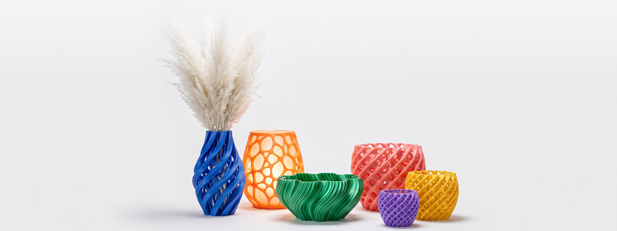 Vasos, luminária e cachepôs coloridos em impressão 3D