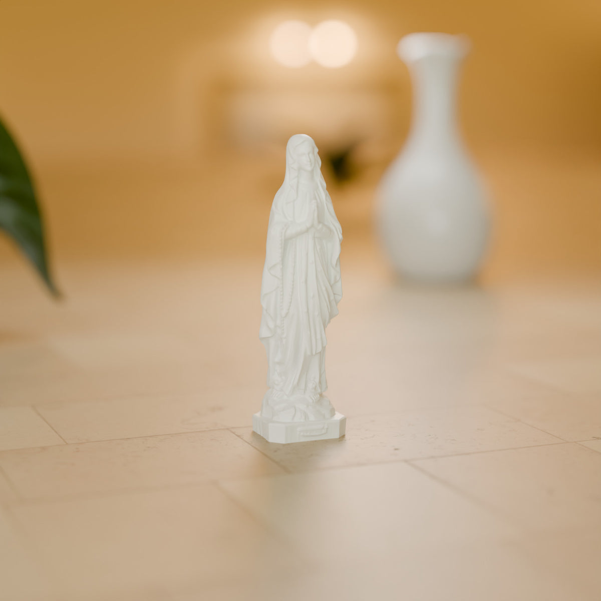 Imagem de Nossa Senhora de Lourdes 24,5 cm decorando o ambiente