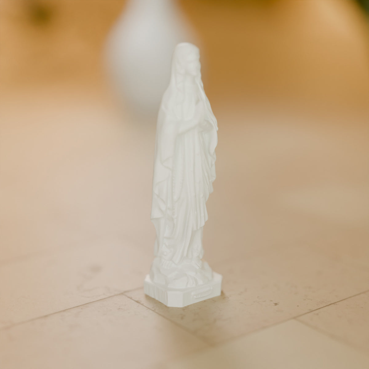 Imagem de Nossa Senhora de Lourdes 24,5 cm, detalhe