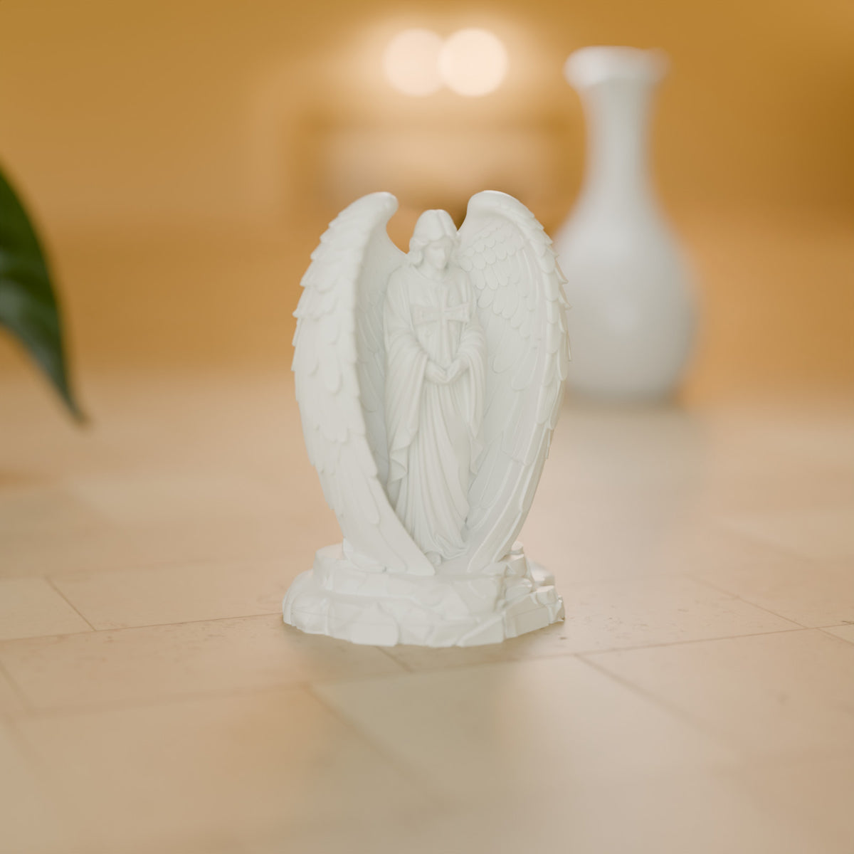 Luminária Anjo da Guarda com Cruz para Vela LED decorando o ambiente