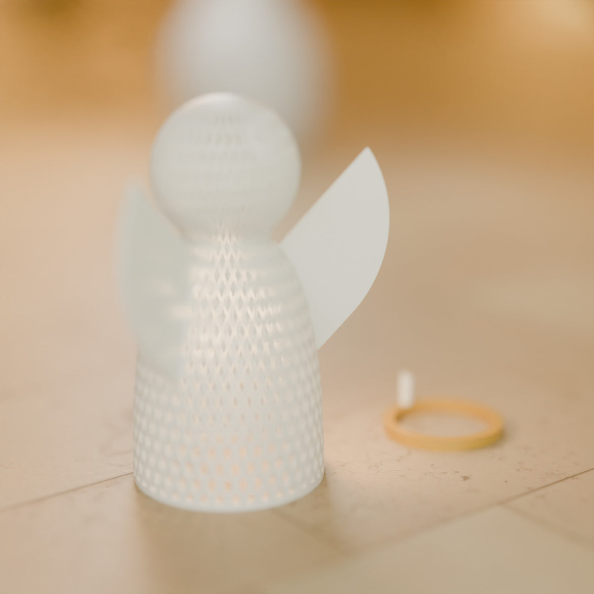 Luminária Anjo Vazado com Auréola Dourada, detalhe