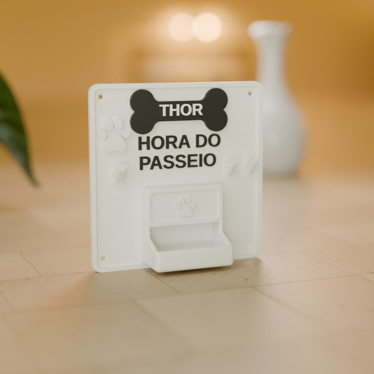 Porta-Guia e Coleira de Parede com Nome do Pet decorando o ambiente