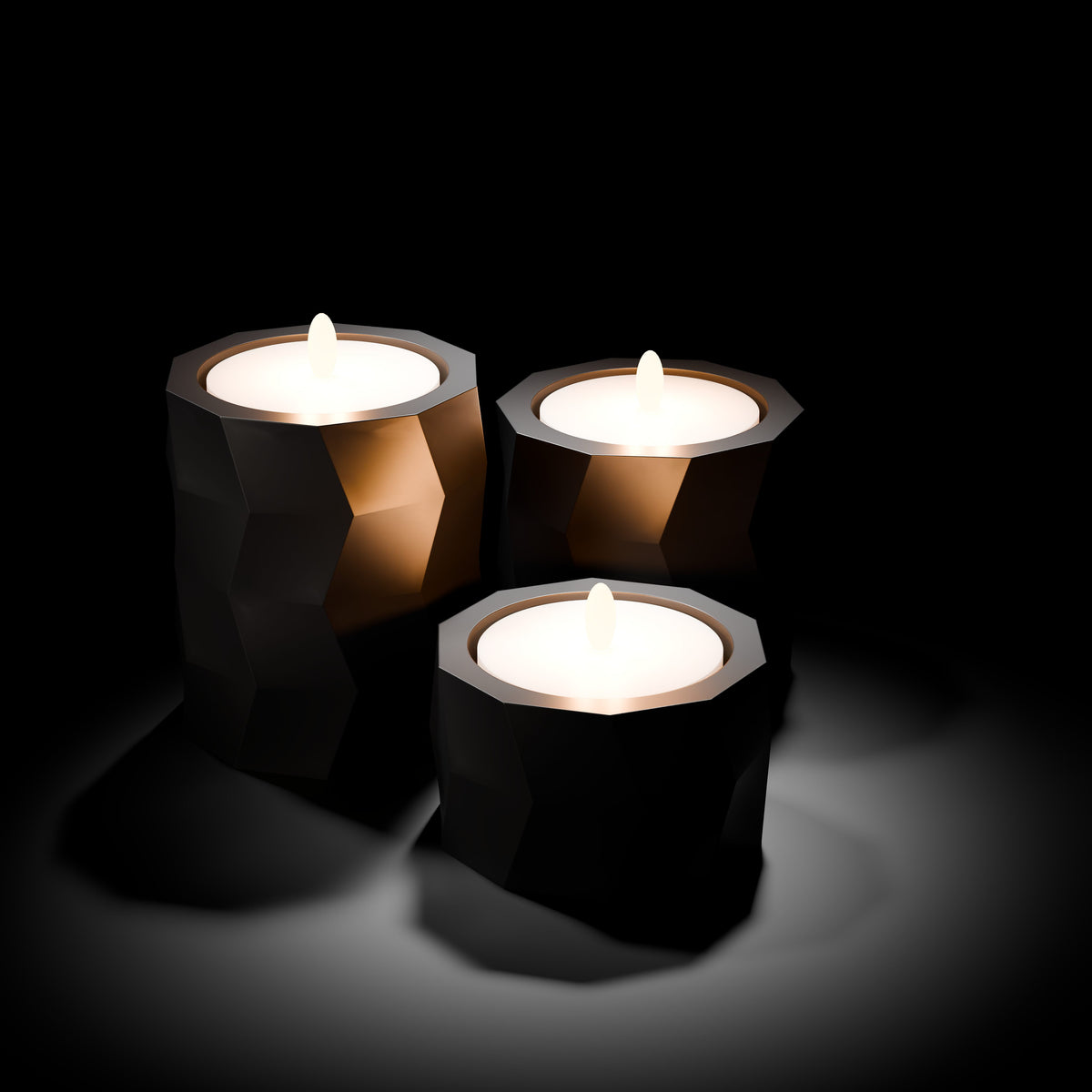 Trio de Porta-Velas Geométricos Low Poly em uso